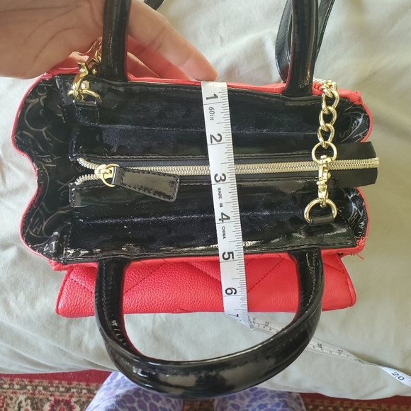 BETSEY JOHNSON | Zig Zag Pattern Sparkle Black Bow Gold Chain Crossbody Handbag - Picture 9 of 16